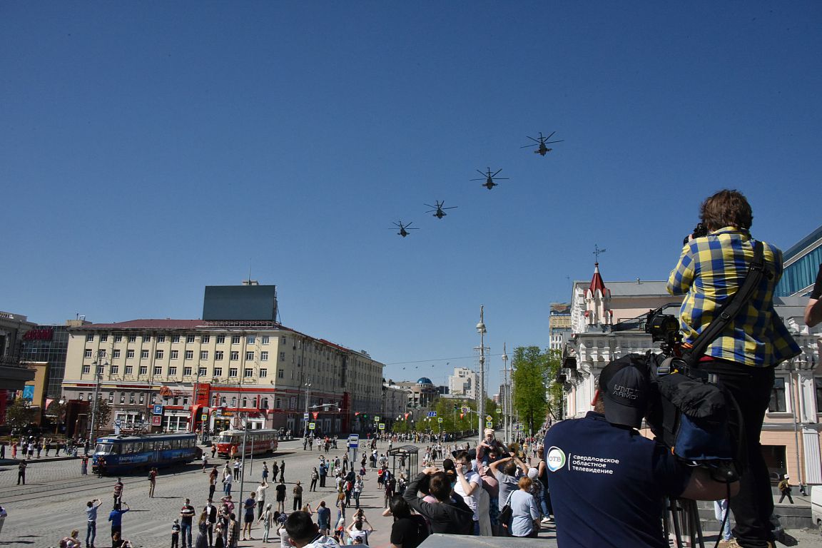 Победа в небе: над Екатеринбургом в праздничном строю пролетели 22 самолета  и вертолета - «Уральский рабочий»